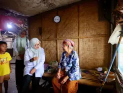 ASN Berbagi, Bupati Banyuwangi dan Ribuan ASN Bagikan Paket Sembako Bagi Warga Miskin