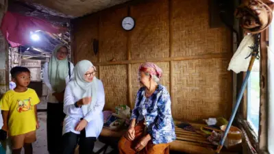 asn-berbagi,-bupati-banyuwangi-dan-ribuan-asn-bagikan-paket-sembako-bagi-warga-miskin