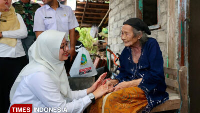 bupati-ipuk-dan-asn-banyuwangi-gelontorkan-bantuan-20-ribu-paket-sembako-untuk-warga-miskin-–-times-banyuwangi