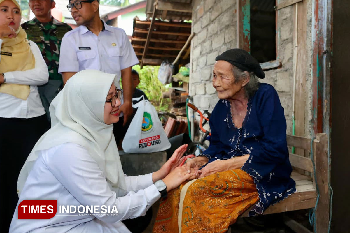 bupati-ipuk-dan-asn-banyuwangi-gelontorkan-bantuan-20-ribu-paket-sembako-untuk-warga-miskin-–-times-banyuwangi