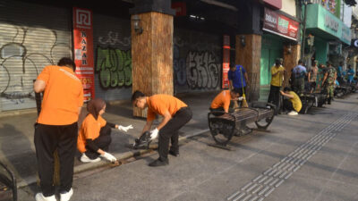 ratusan-orang-turun-tangan-bersihkan-malioboro,-pemkot-yogyakarta-gaspol-jaga-kenyamanan-–-times-banyuwangi
