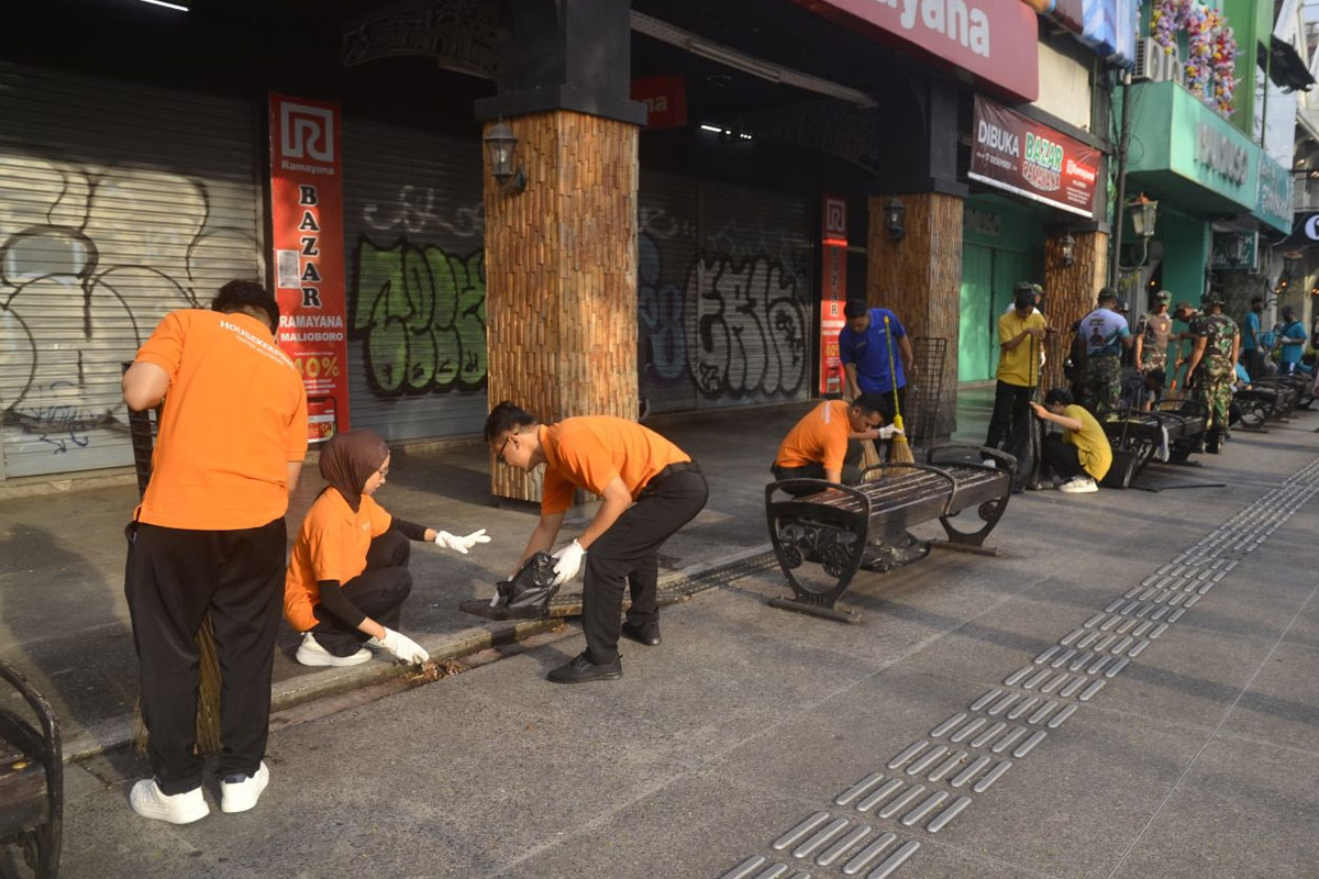 ratusan-orang-turun-tangan-bersihkan-malioboro,-pemkot-yogyakarta-gaspol-jaga-kenyamanan-–-times-banyuwangi