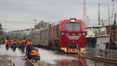 danantara-wajibkan-kai-dan-inka-bersinergi,-industri-kereta-api-nasional-dipacu
