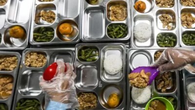 setahun-program-makan-bergizi-gratis-berjalan,-pakar-ugm-soroti-anomali-hingga-ancaman-keracunan-massal