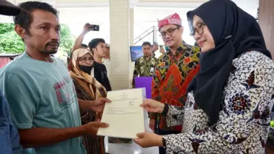 ratusan-nelayan-muncar-terima-sertifikat-tanah-dari-program-sehat