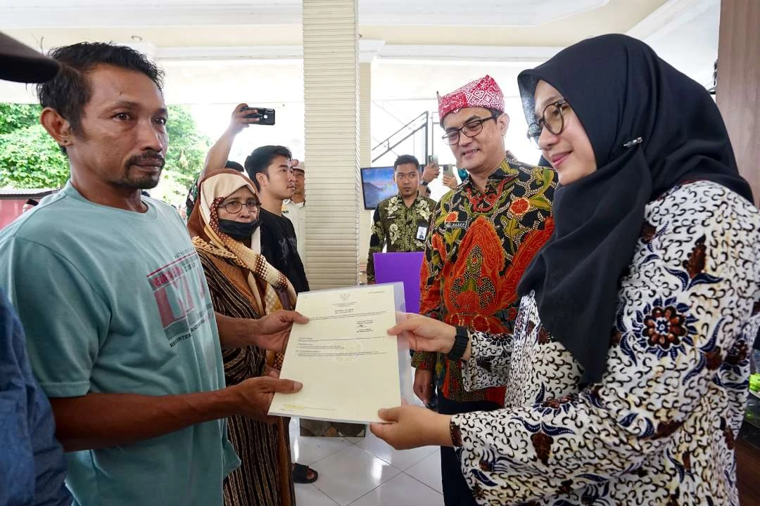 ratusan-nelayan-muncar-terima-sertifikat-tanah-dari-program-sehat