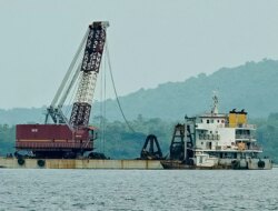 Pengangkatan Bangkai KMP Tunu Pratama Jaya Terus Berjalan, Crane Angkat Lempengan Besi dari Dasar Selat Bali