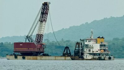 pengangkatan-bangkai-kmp-tunu-pratama-jaya-terus-berjalan,-crane-angkat-lempengan-besi-dari-dasar-selat-bali