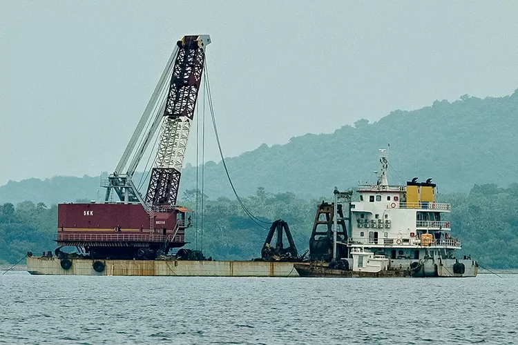 pengangkatan-bangkai-kmp-tunu-pratama-jaya-terus-berjalan,-crane-angkat-lempengan-besi-dari-dasar-selat-bali