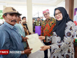 Dapat Kepastian Hukum, Ratusan Nelayan Banyuwangi Terima Sertifikat Tanah – TIMES Banyuwangi