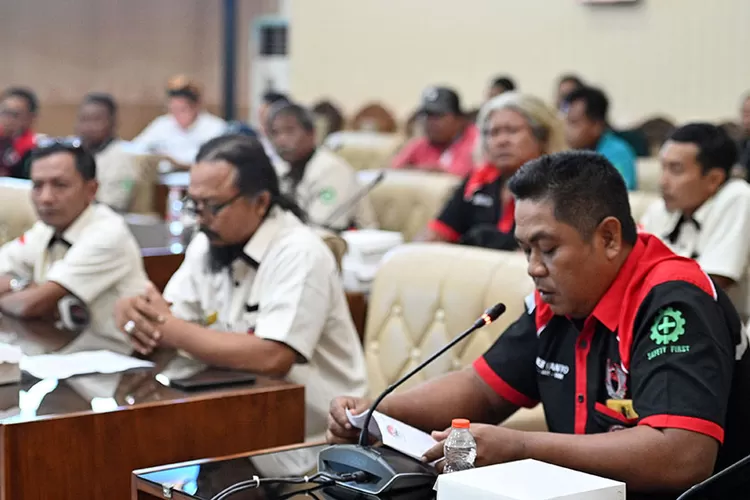 sopir-logistik-keluhkan-antrean-hingga-lima-hari,-dprd-banyuwangi-gelar-hearing-bahas-jalur-ketapang–lembar