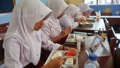 mbg-tetap-berjalan-selama-ramadhan,-kemenag-sesuaikan-skema-penyaluran-untuk-siswa-dan-santri