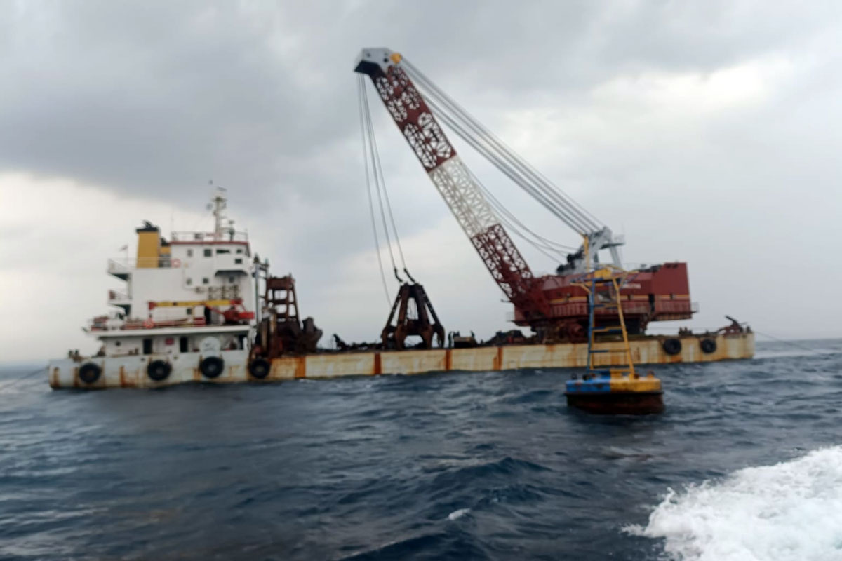 ksop-tanjung-wangi-sterilkan-area-tenggelamnya-kmp-tunu-pratama-jaya-dari-aktivitas-pelayaran-–-times-banyuwangi