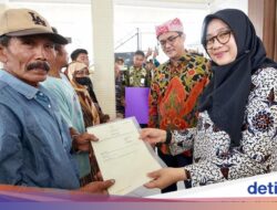 Bupati Ipuk Serahkan 186 Sertifikat Tanah untuk Nelayan Muncar Banyuwangi