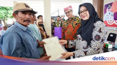 bupati-ipuk-serahkan-186-sertifikat-tanah-untuk-nelayan-muncar-banyuwangi