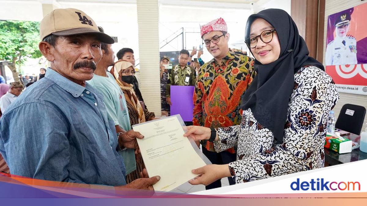 bupati-ipuk-serahkan-186-sertifikat-tanah-untuk-nelayan-muncar-banyuwangi