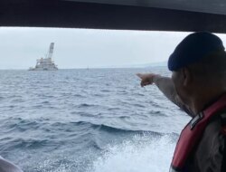 Satpolairud Polresta Banyuwangi Awasi Ketat Pengangkatan Bangkai KMP Tunu Pratama Jaya di Selat Bali