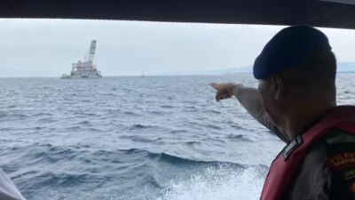 satpolairud-polresta-banyuwangi-awasi-ketat-pengangkatan-bangkai-kmp-tunu-pratama-jaya-di-selat-bali