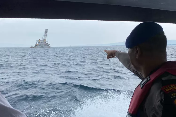 satpolairud-polresta-banyuwangi-awasi-ketat-pengangkatan-bangkai-kmp-tunu-pratama-jaya-di-selat-bali