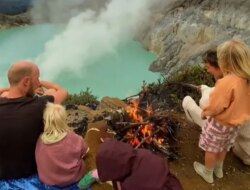Turis Asing Nyalakan Api Unggun di Kawah Ijen, BKSDA Minta Guide Lokal Perketat Pengawasan