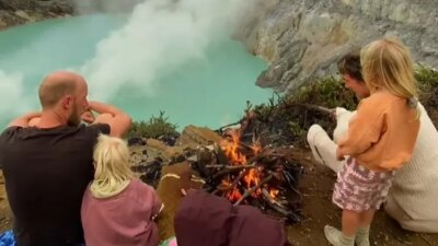 turis-asing-nyalakan-api-unggun-di-kawah-ijen,-bksda-minta-guide-lokal-perketat-pengawasan