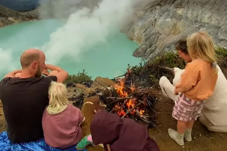 turis-asing-nyalakan-api-unggun-di-kawah-ijen,-bksda-minta-guide-lokal-perketat-pengawasan