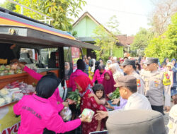 Sosialisasi Kamtibmas Polresta Banyuwangi Dikemas Humanis Lewat Bagi Sayur Gratis – TIMES Banyuwangi