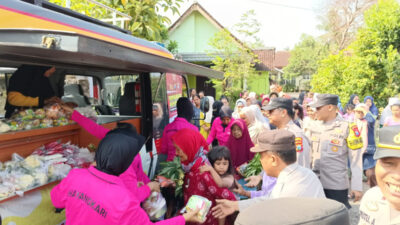 sosialisasi-kamtibmas-polresta-banyuwangi-dikemas-humanis-lewat-bagi-sayur-gratis-–-times-banyuwangi