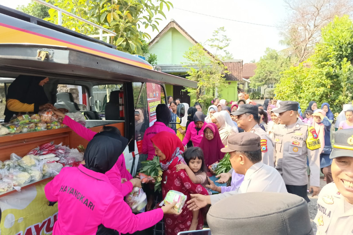 sosialisasi-kamtibmas-polresta-banyuwangi-dikemas-humanis-lewat-bagi-sayur-gratis-–-times-banyuwangi