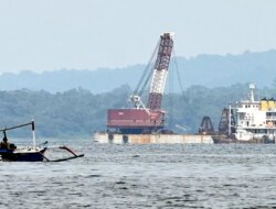 Pengangkatan Bangkai KMP Tunu Pratama Jaya Berlangsung, Kapal Dilarang Melintas di Titik Evakuasi Selat Bali