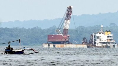 pengangkatan-bangkai-kmp-tunu-pratama-jaya-berlangsung,-kapal-dilarang-melintas-di-titik-evakuasi-selat-bali