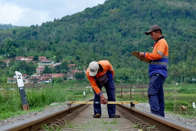 tak-mau-kecolongan,-kai-siapkan-ratusan-petugas-hadapi-cuaca-ekstrem
