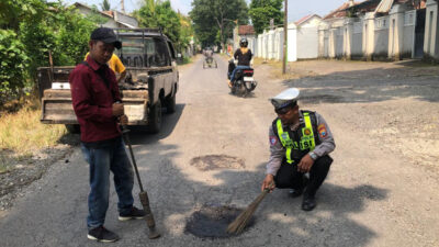demi-keselamatan,-polresta-banyuwangi-tambal-jalan-berlubang-2-kilometer-–-times-banyuwangi