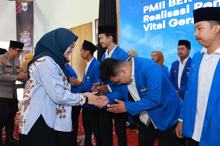 bupati-ipuk-ajak-pmii-banyuwangi-turun-dampingi-warga-soal-pendidikan-dan-kesehatan