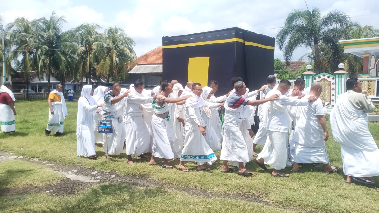 armusna-ala-iphanu-wongsorejo:-latihan-haji-rasa-tanah-suci,-jamaah-diajak-rasakan-manasik-nyata