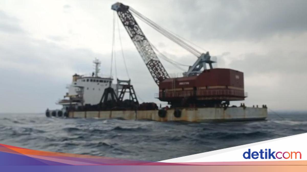 hanya-satu-jenazah-yang-ditemukan-saat-pengangkatan-bangkai-kmp-tunu