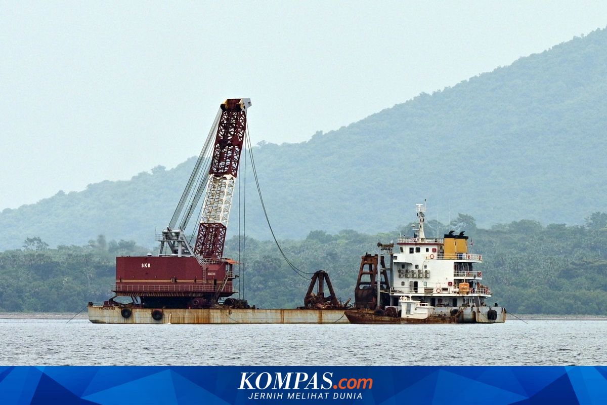 proses-pengangkatan-bangkai-kmp-tunu-pratama-jaya-di-selat-bali-temukan-satu-jenazah-pria