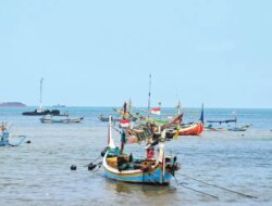 Cuaca Ekstrem di Perairan Banyuwangi, Kapal Tongkang Batu Bara Tertahan Sepekan di Muncar