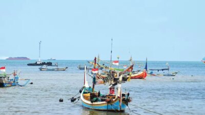 cuaca-ekstrem-di-perairan-banyuwangi,-kapal-tongkang-batu-bara-tertahan-sepekan-di-muncar