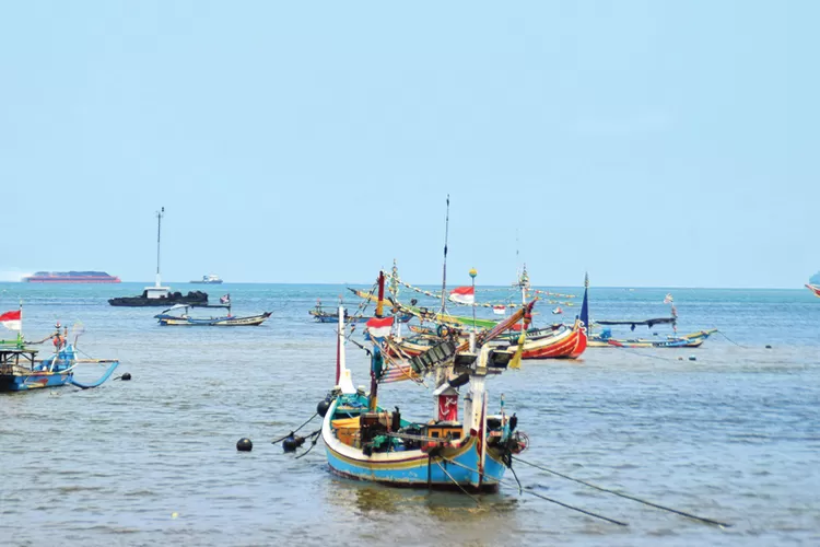 cuaca-ekstrem-di-perairan-banyuwangi,-kapal-tongkang-batu-bara-tertahan-sepekan-di-muncar