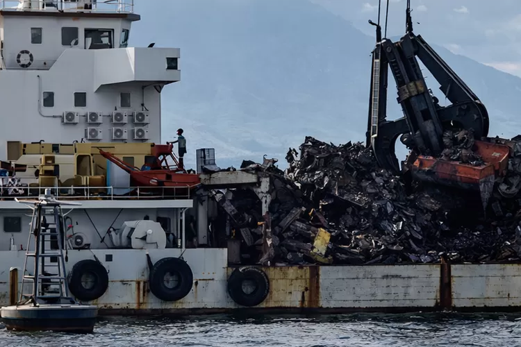 hari-ketujuh-evakuasi-kmp-tunu-pratama-jaya,-buritan-dan-kamar-mesin-berhasil-terangkat
