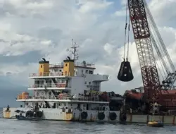 Beberapa Bagian Bangkai KMP Tunu Telah Berhasil Diangkat