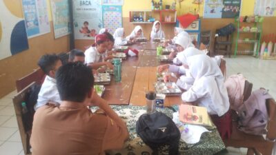 mbg-kurang-jatah,-siswa-kelas-vi-sdn-1-bimorejo-gigit-jari-di-hari-pertama