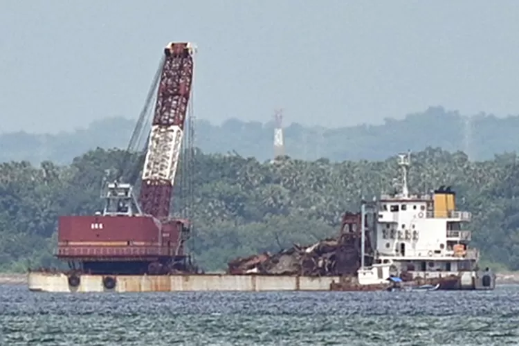 pengangkatan-bangkai-kmp-tunu-pratama-jaya-di-selat-bali-terkendala-cuaca-ekstrem,-proses-bisa-molor-hingga-sebulan