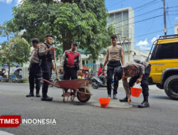 Tekan Angka Kecelakaan, Mendadak Polisi di Banyuwangi jadi Tukang Cor Jalan Berlubang di 25 Kecamatan – TIMES Banyuwangi