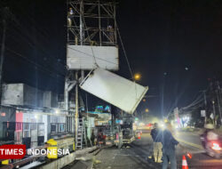 Diduga Bodong, Baliho Dibongkar Paksa Satpol PP Banyuwangi – TIMES Banyuwangi
