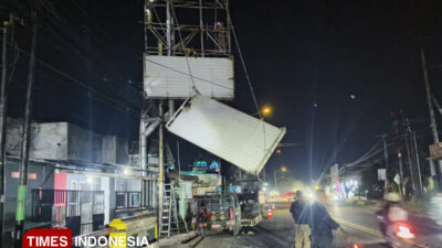 diduga-bodong,-baliho-dibongkar-paksa-satpol-pp-banyuwangi-–-times-banyuwangi