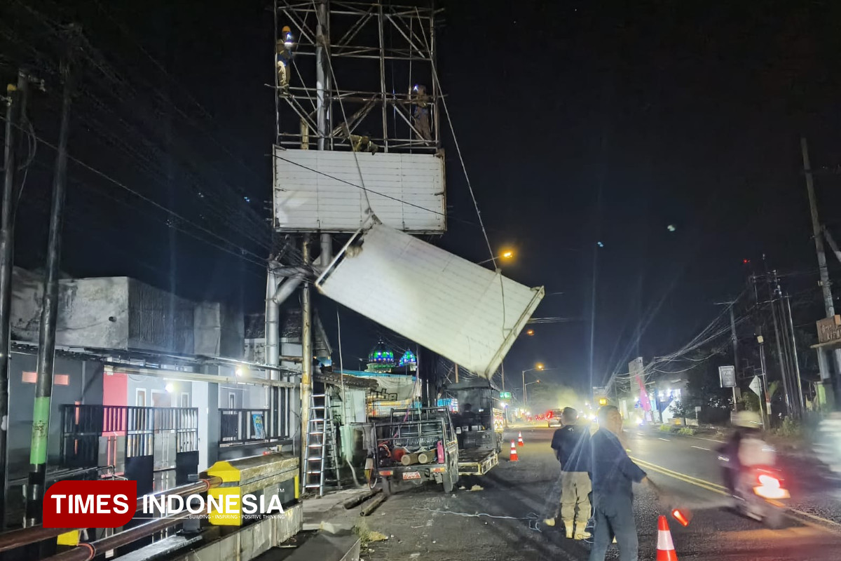 diduga-bodong,-baliho-dibongkar-paksa-satpol-pp-banyuwangi-–-times-banyuwangi