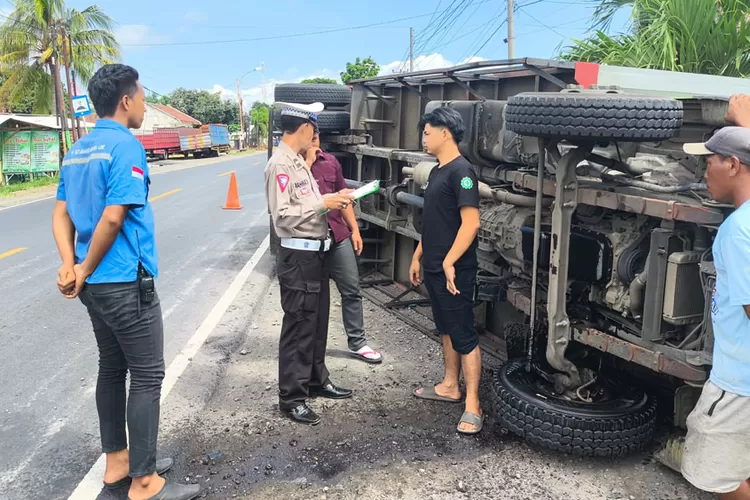 truk-box-terguling-di-wongsorejo-banyuwangi,-sopir-selamat-tanpa-luka