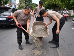 Dukung Operasi Keselamatan Semeru 2026, Kapolresta Banyuwangi Turun Langsung Tambal Jalan Berlubang